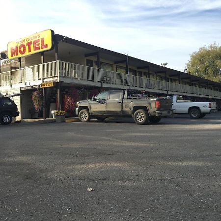 Twin Creeks Motel Lumby Exterior foto