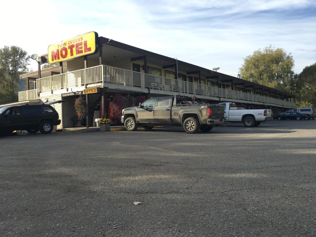 Twin Creeks Motel Lumby Exterior foto