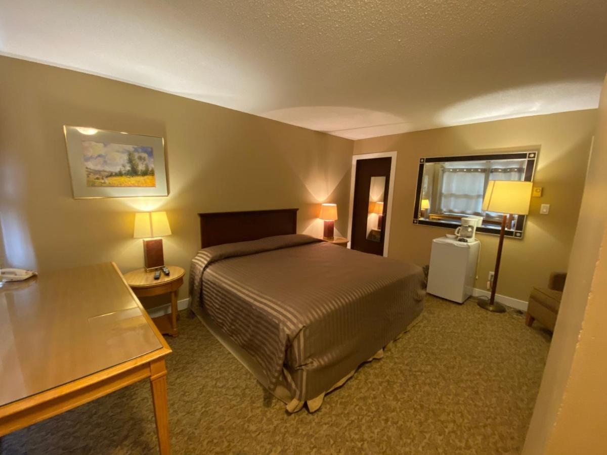 Twin Creeks Motel Lumby Exterior foto