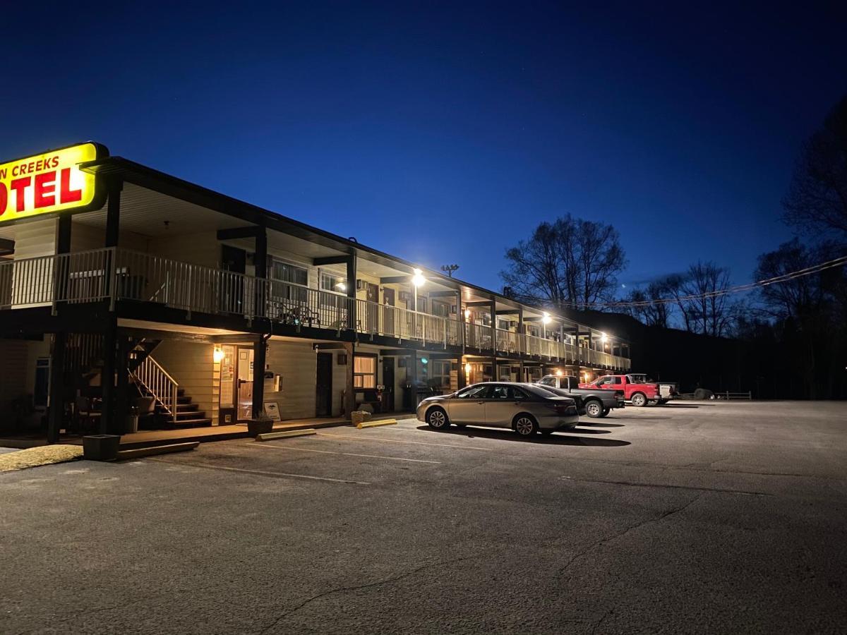 Twin Creeks Motel Lumby Exterior foto
